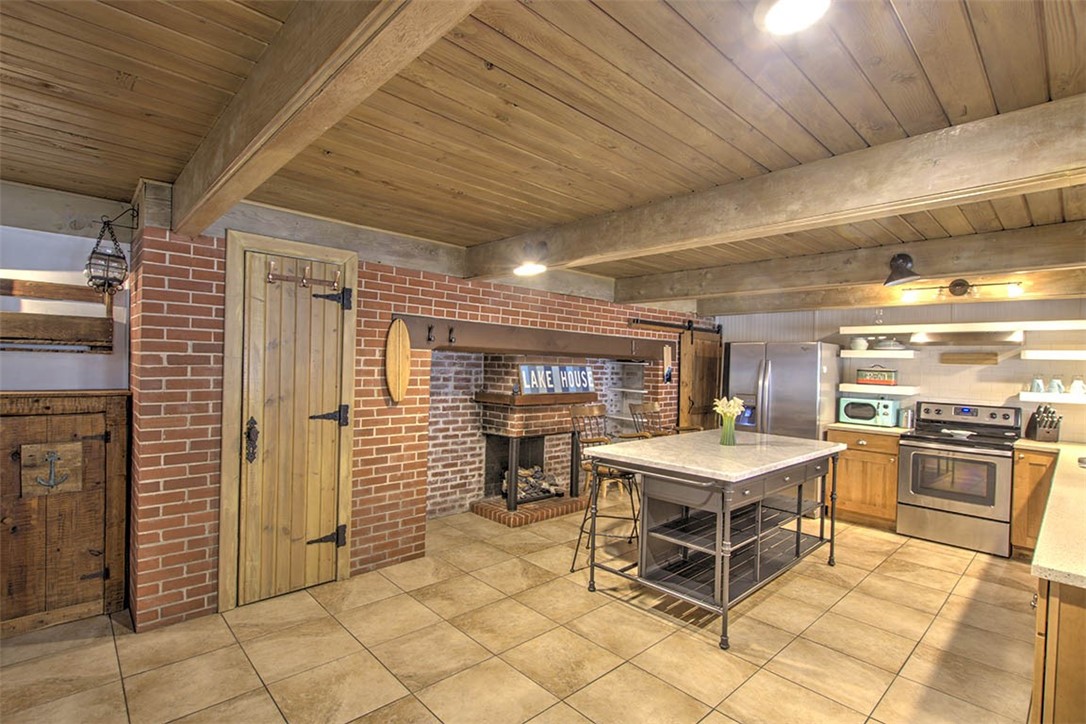 464 Lakeview Lane Property Photo 8