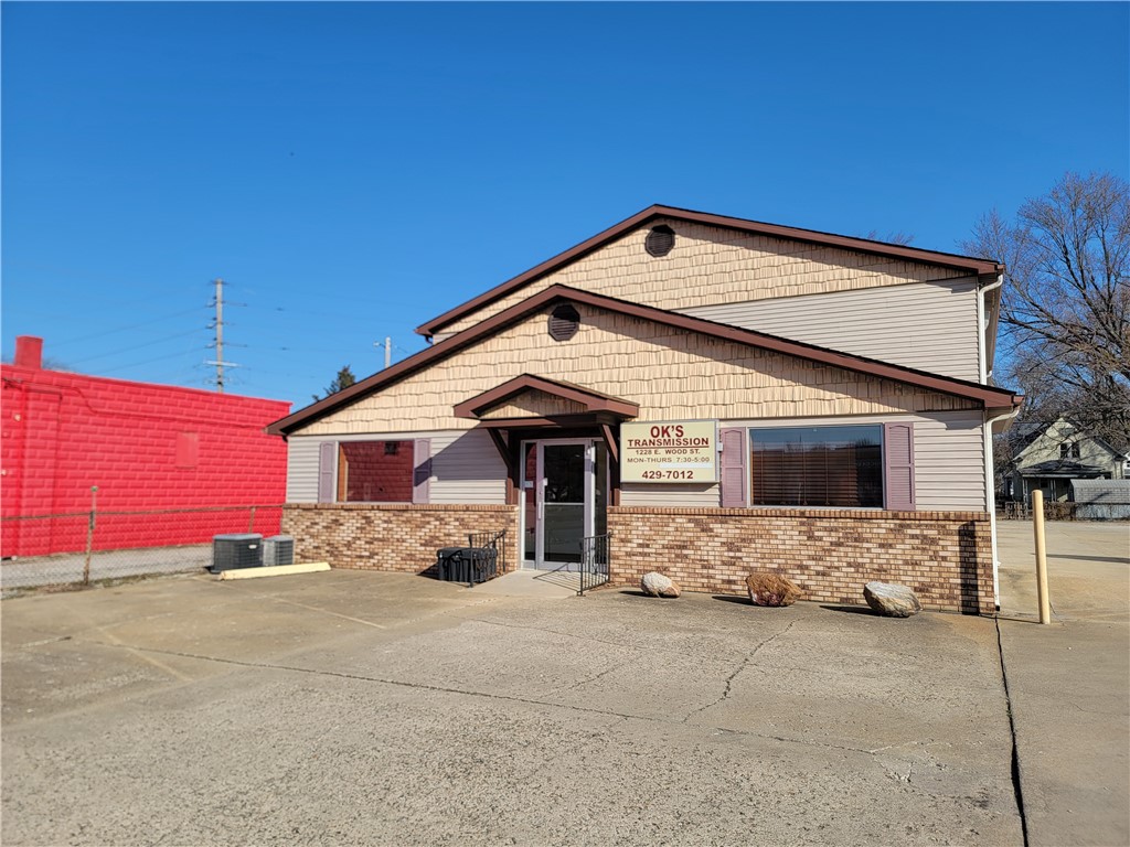 1228 E Wood Street Property Photo