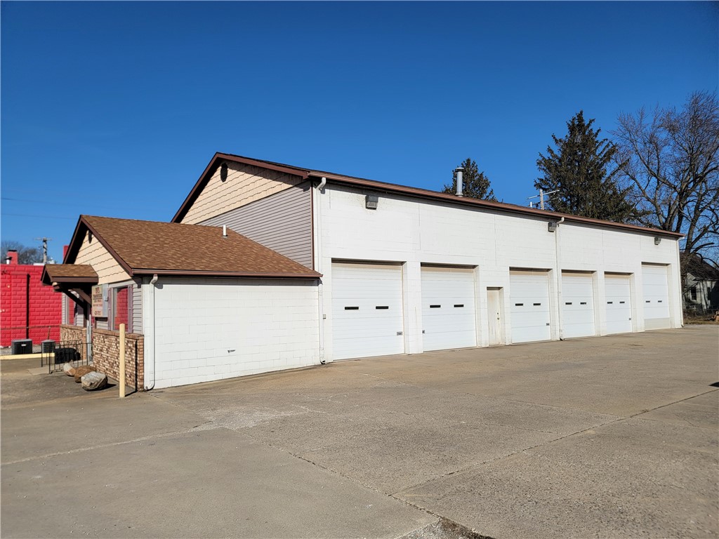 1228 E Wood Street Property Photo 3