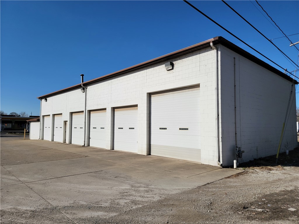1228 E Wood Street Property Photo 4