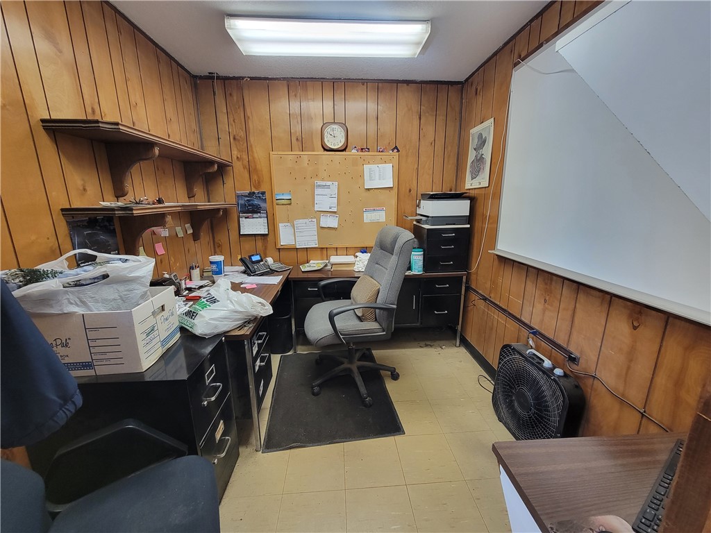 1228 E Wood Street Property Photo 10