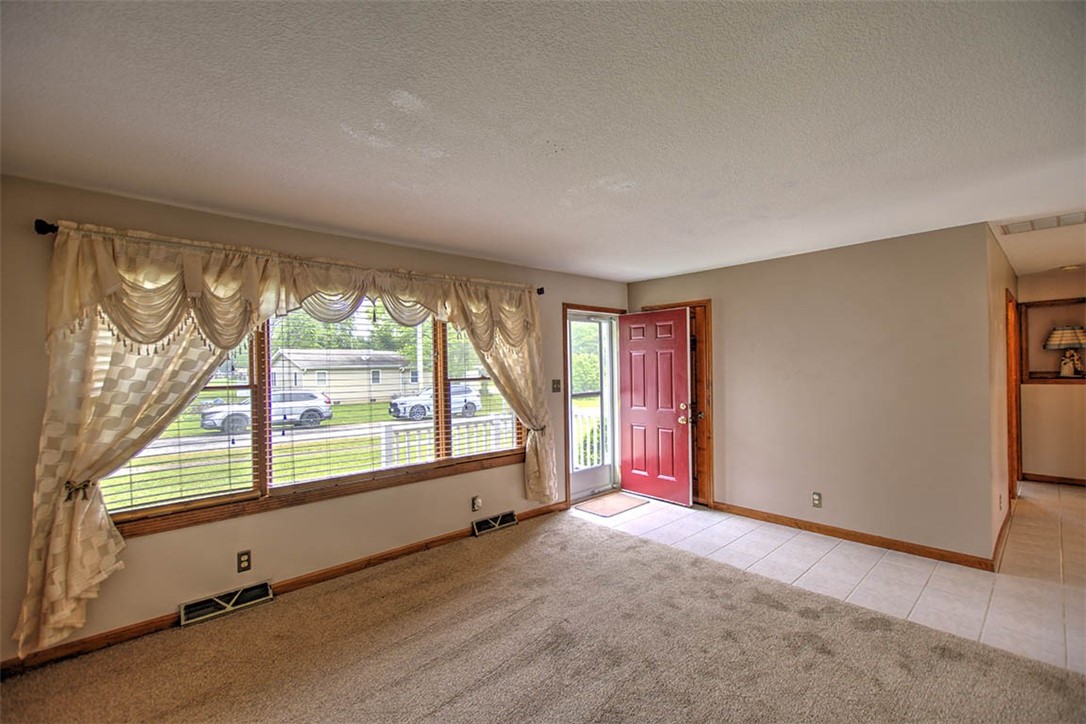 335 E Walnut Street Property Photo 8
