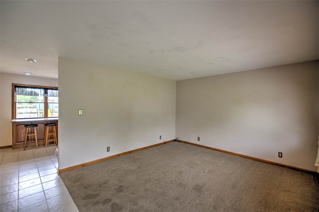 335 E Walnut Street Property Photo 9