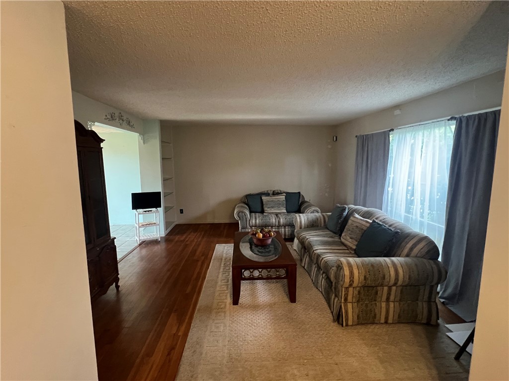 1017 N Linden Avenue Property Photo 4