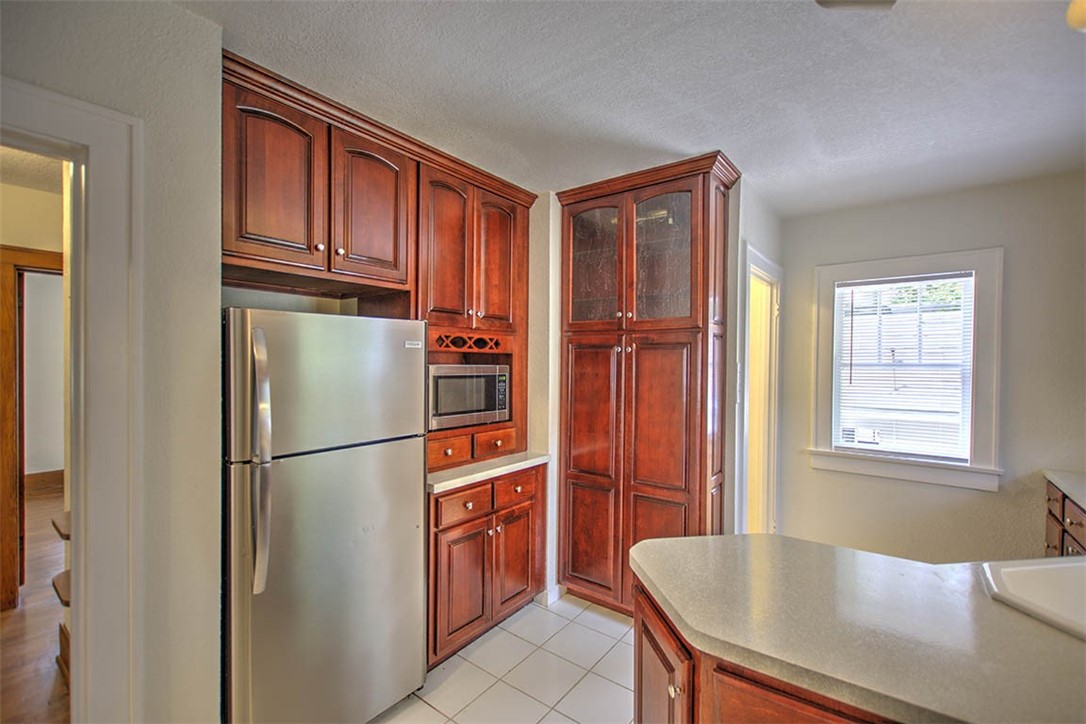 311 Oakcrest Avenue Property Photo 9