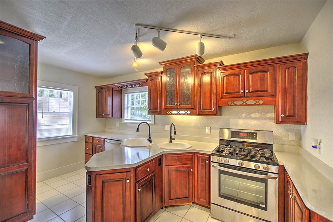 311 Oakcrest Avenue Property Photo 10