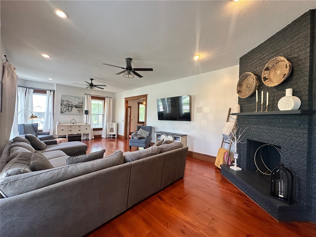 2821 Western Avenue Property Photo 6