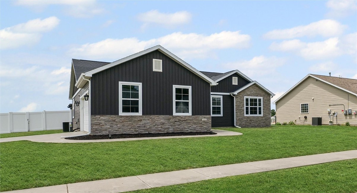 1121 Meadow Brook Court Property Photo 3
