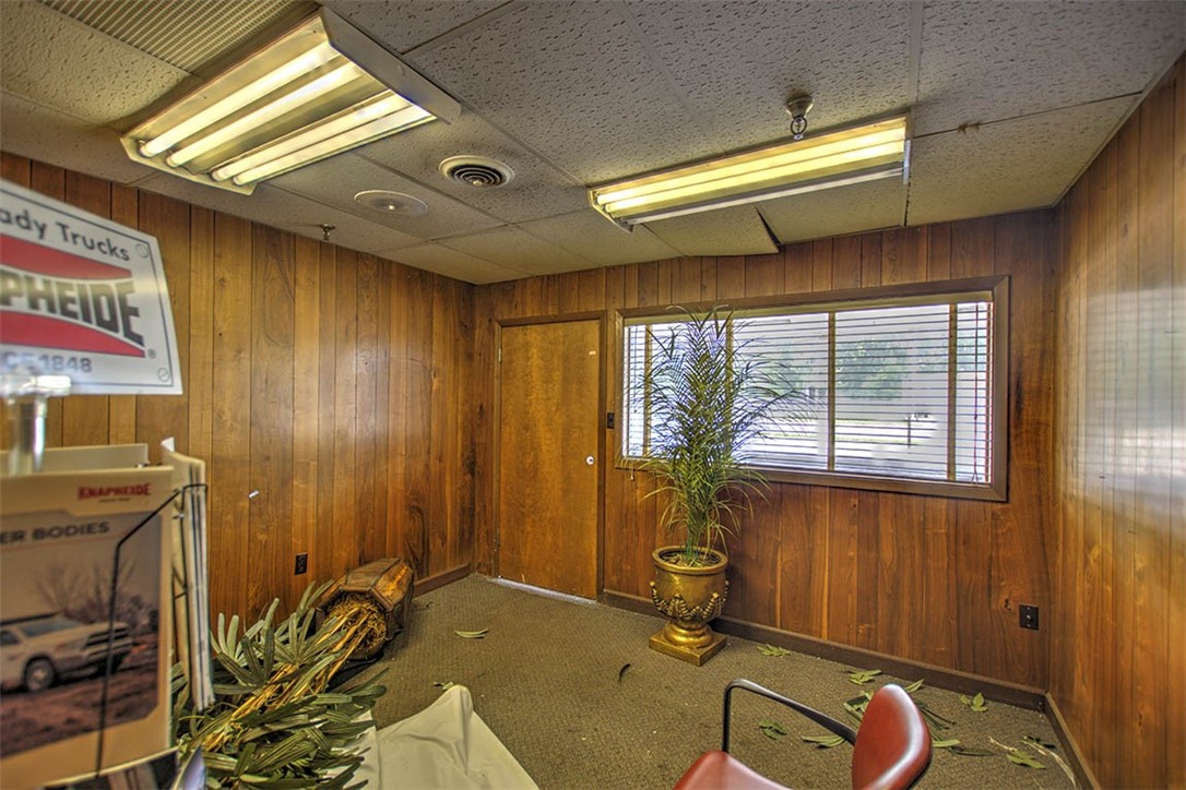 2190 N Oakland Avenue Property Photo 24