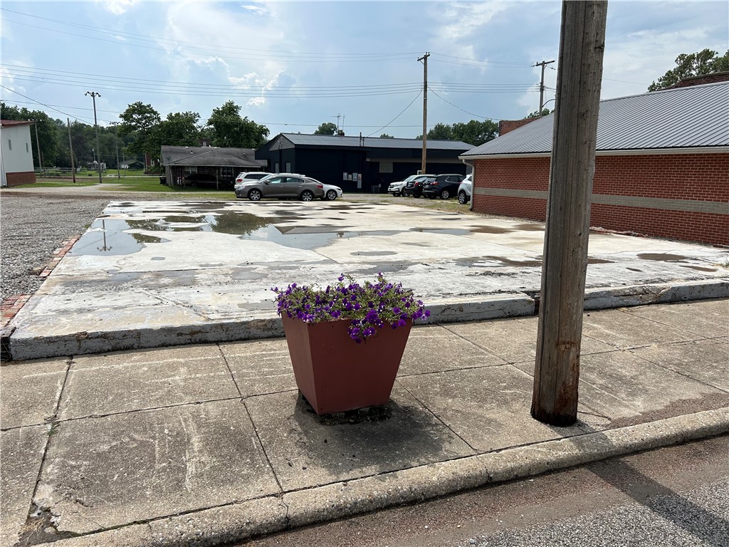 107 S Main Property Photo 3