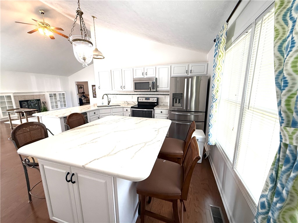 904 Lockhart Street Property Photo 3