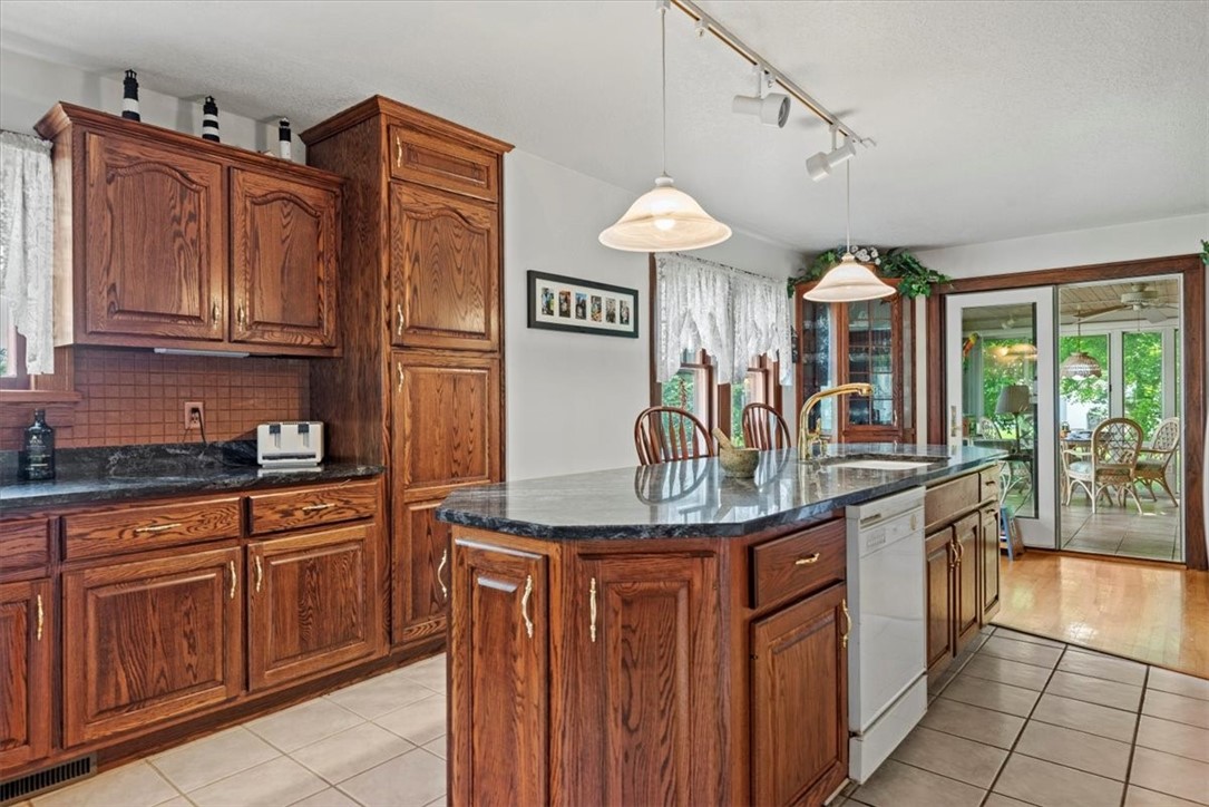 114 E North Street Property Photo 5