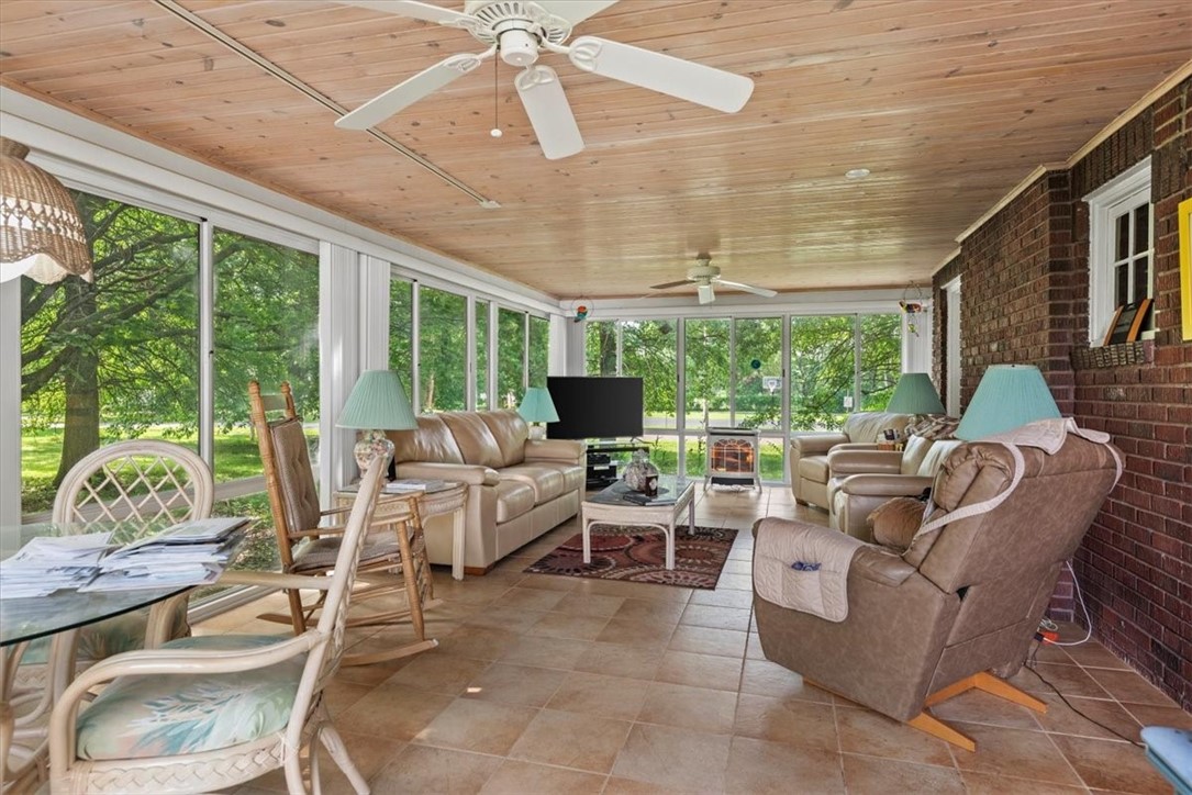 114 E North Street Property Photo 8