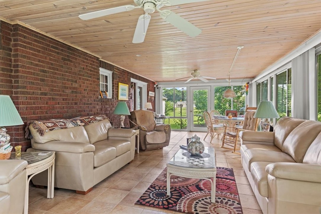 114 E North Street Property Photo 9