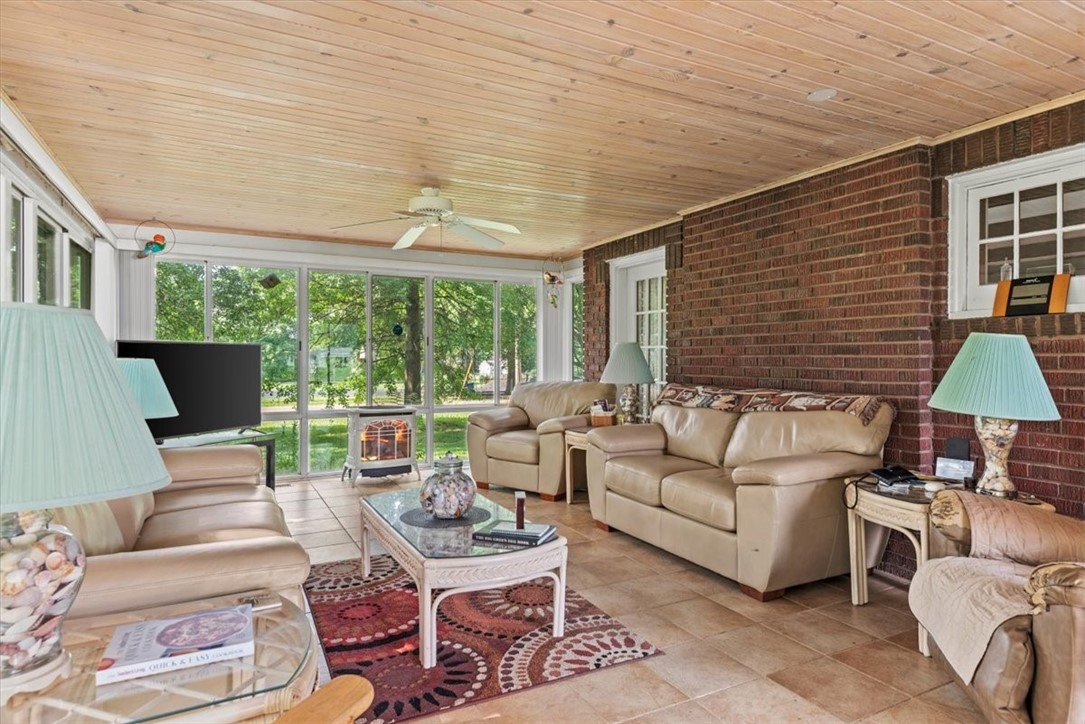 114 E North Street Property Photo 10