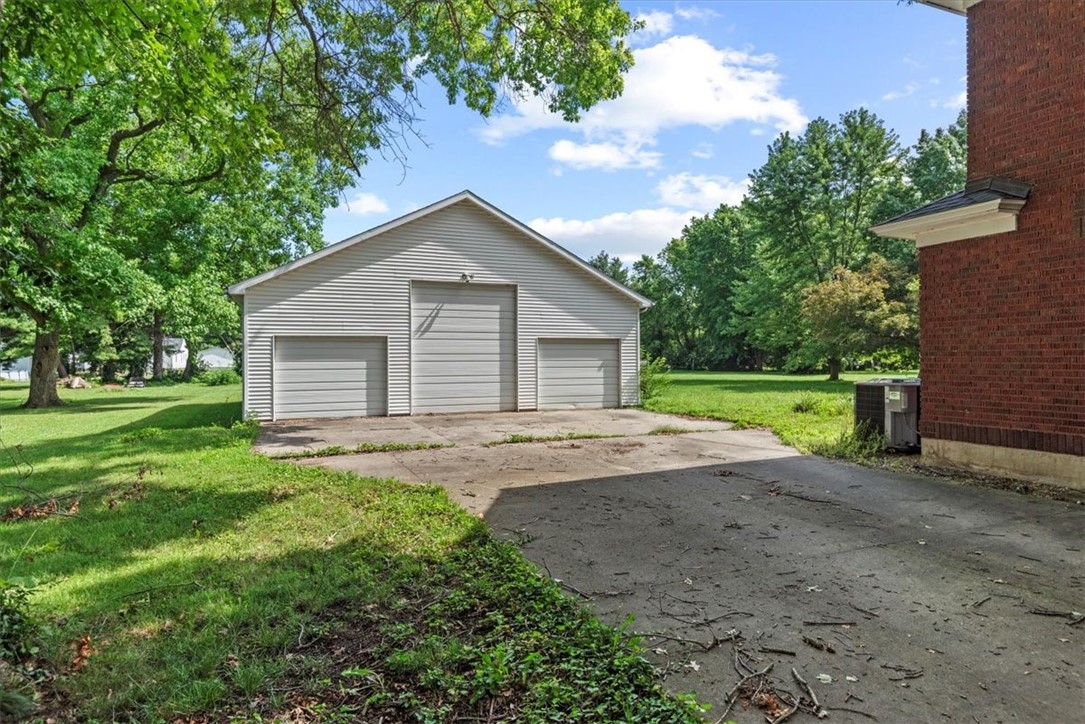 114 E North Street Property Photo 31