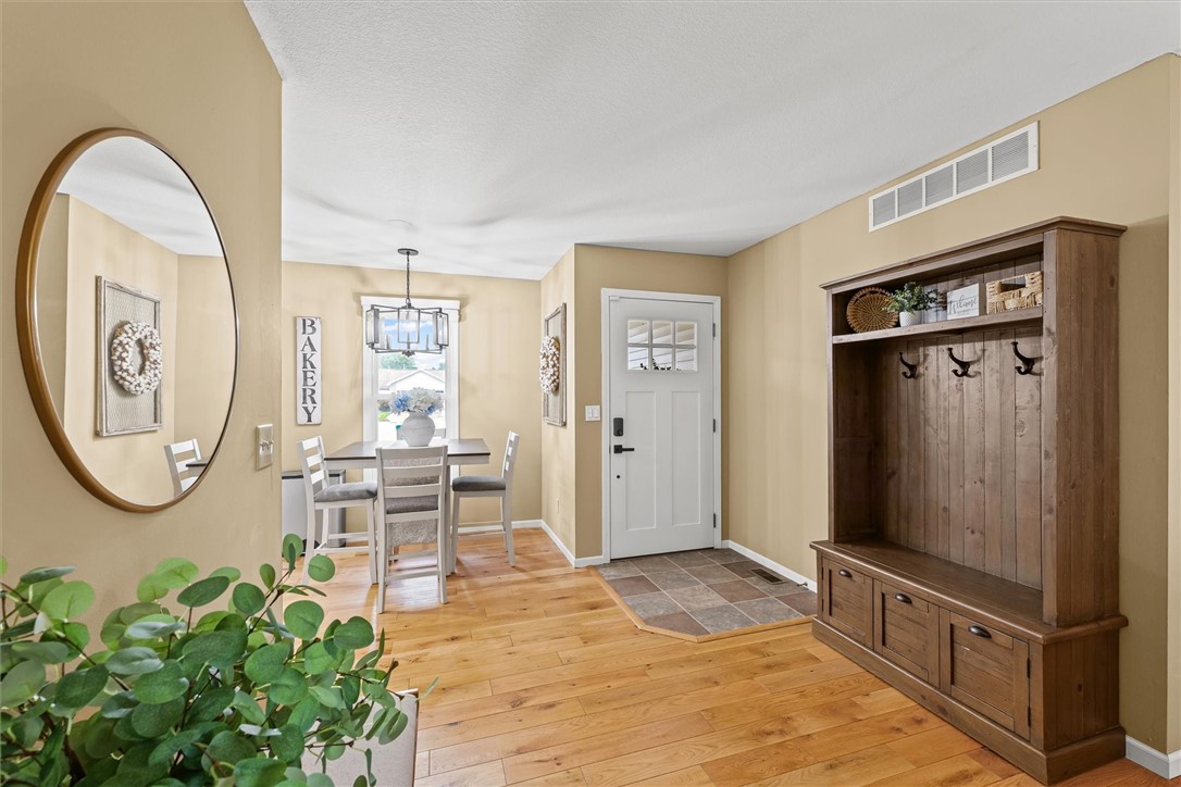 1109 Meadow View Court Property Photo 4