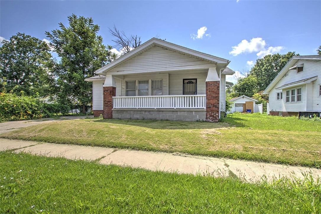 1945 E Wood Street Property Photo 1
