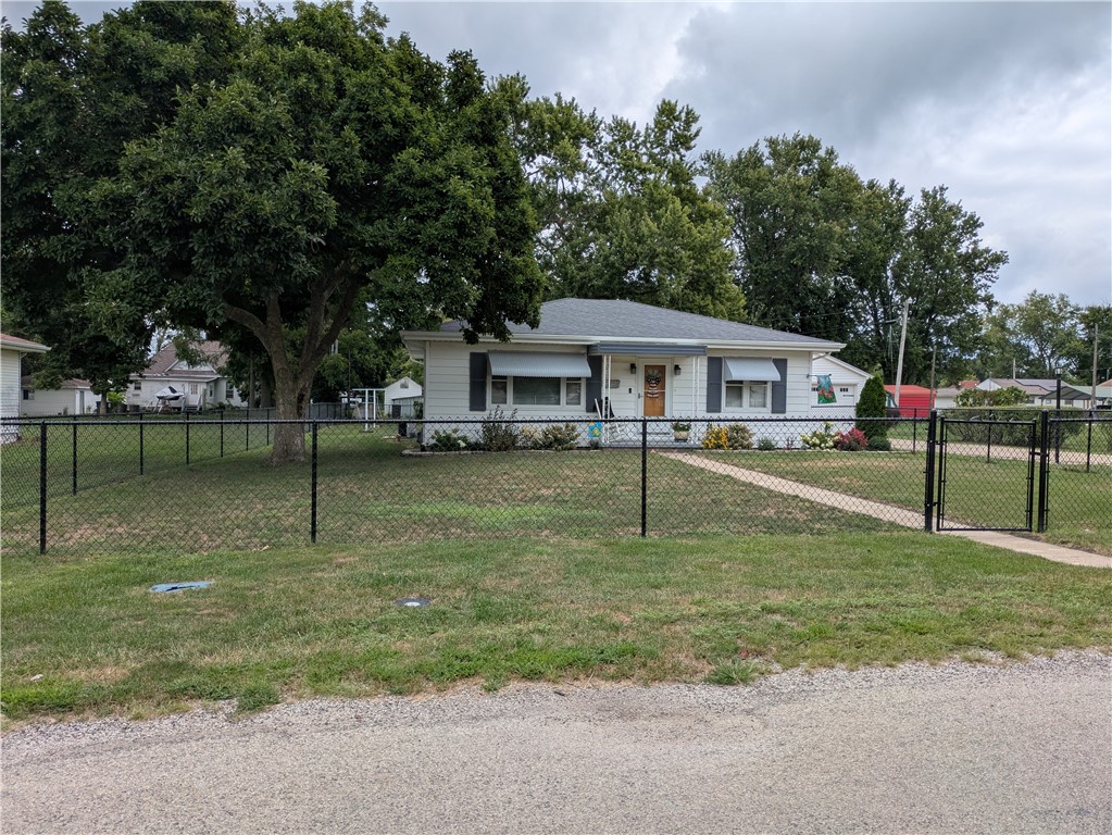 916 Shaw Avenue Property Photo 1