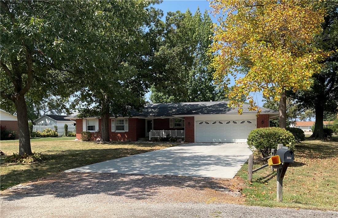 304 W Poplar Drive Property Photo 1