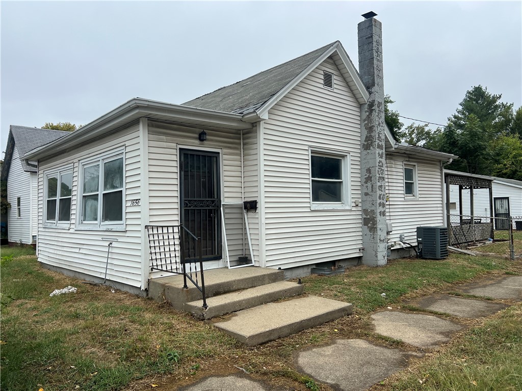 1656 E Wood Street Property Photo 1