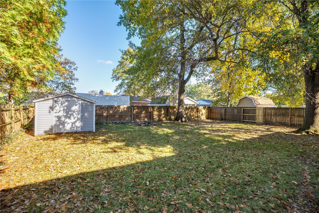 800 E North Avenue Property Photo 6