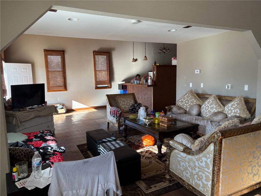 505 E Jourdan Street Property Photo 4