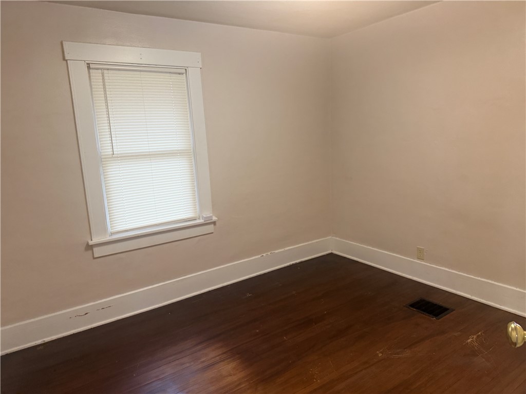 936 E Moore Street Property Photo 5