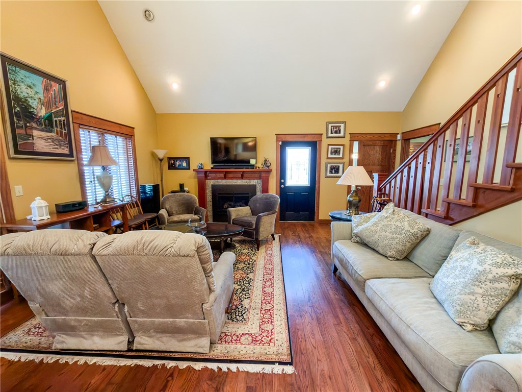 906 Ash Street Property Photo 5