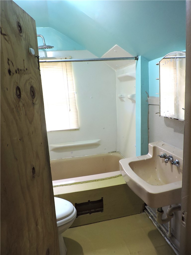 1418 N Gilbert Street Property Photo 9