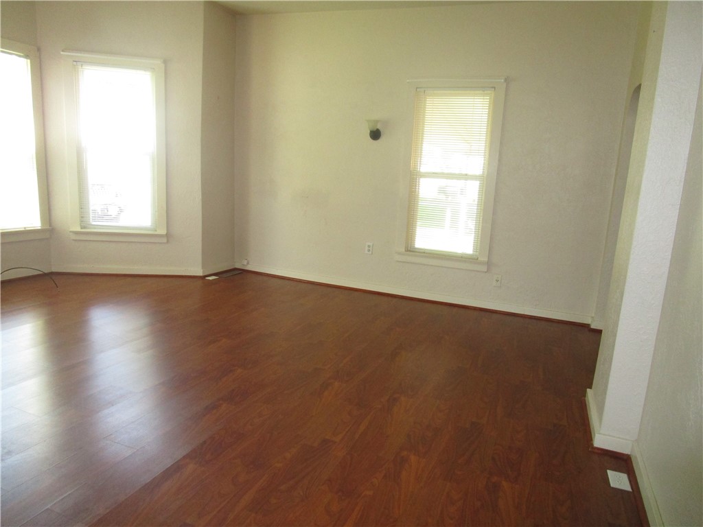 602 W 2nd Street Property Photo 4