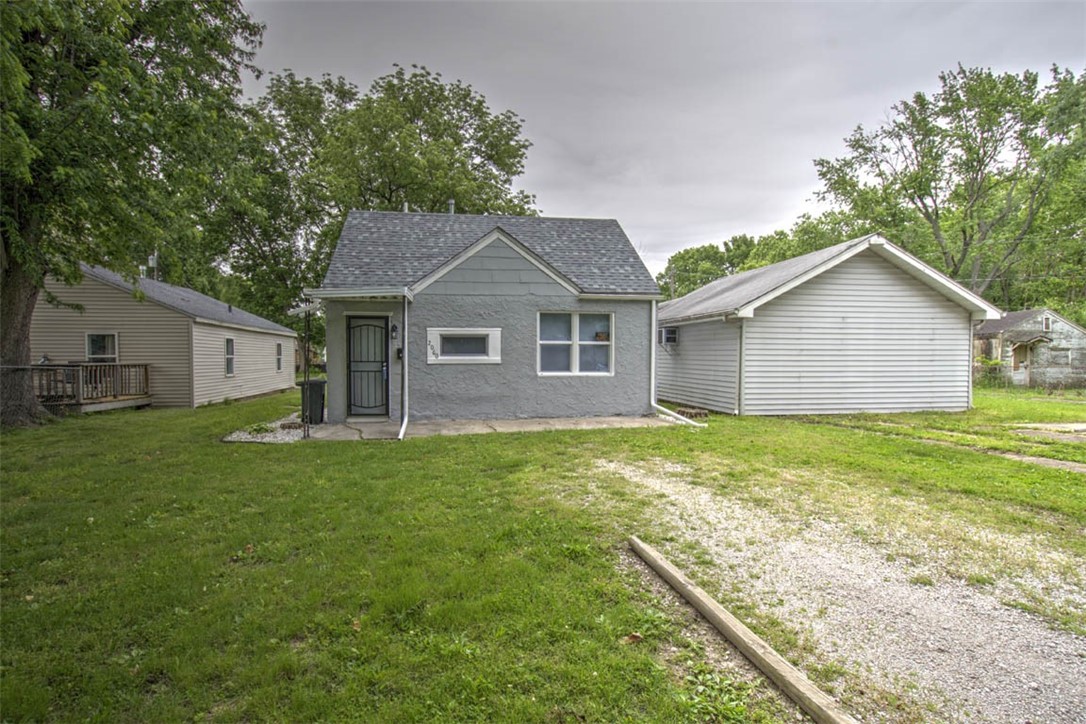 2060 N Maple Avenue Property Photo 1