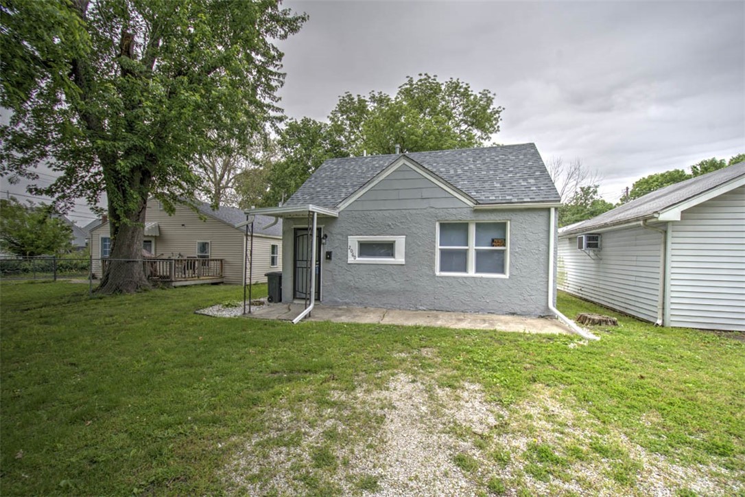 2060 N Maple Avenue Property Photo 2