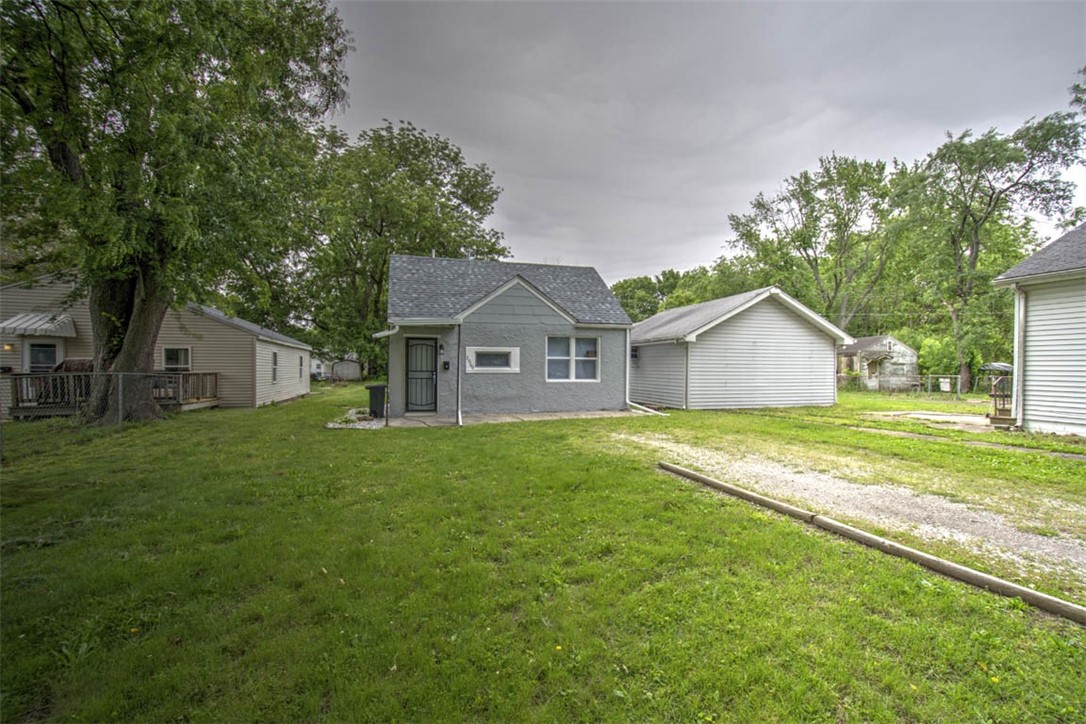 2060 N Maple Avenue Property Photo 3