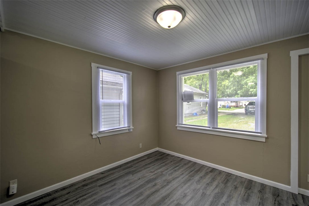2060 N Maple Avenue Property Photo 4