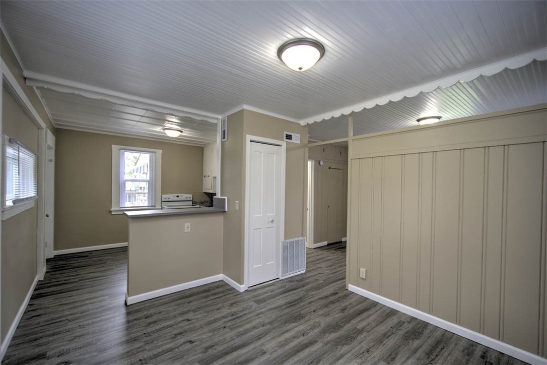 2060 N Maple Avenue Property Photo 6
