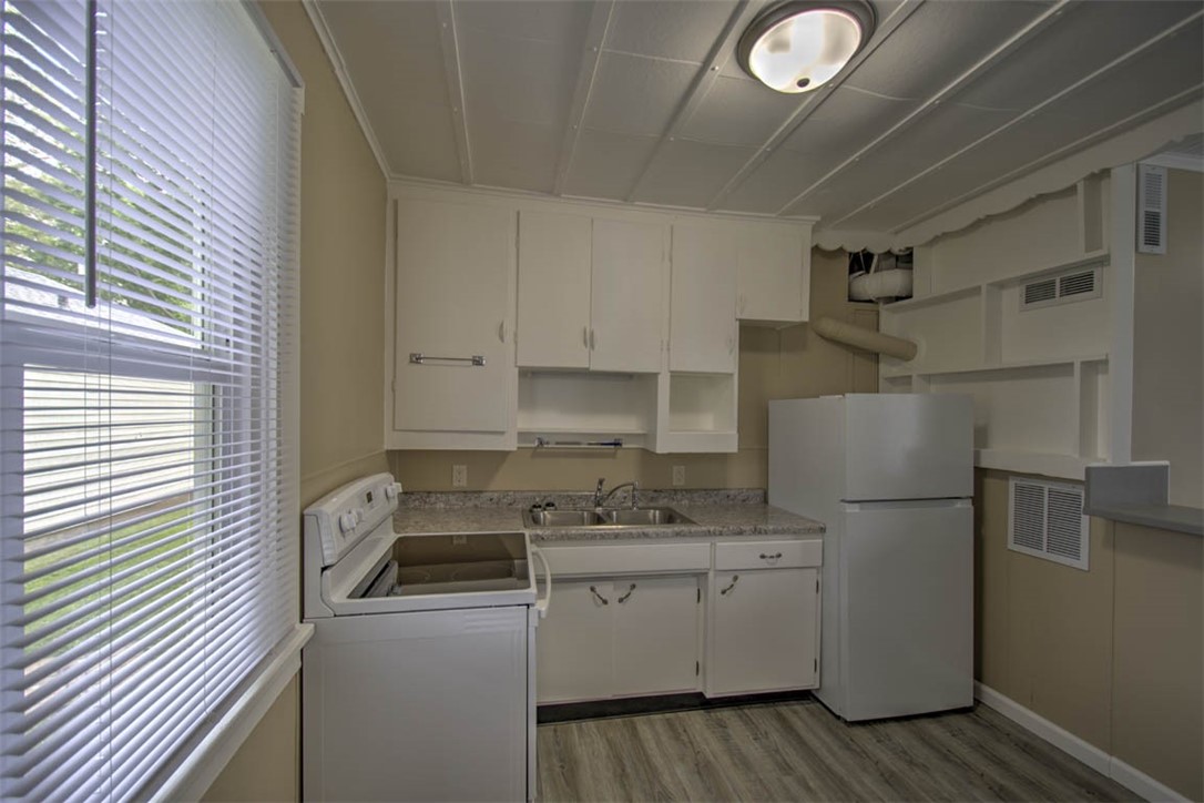 2060 N Maple Avenue Property Photo 9