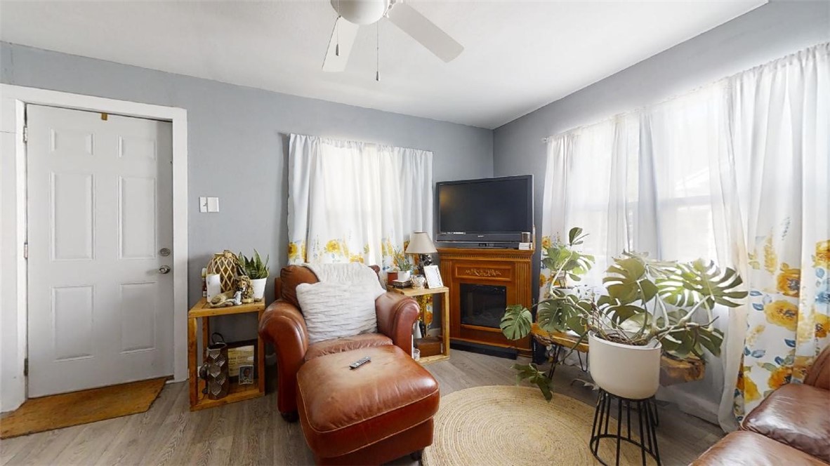 1124 Cushing Street Property Photo 3