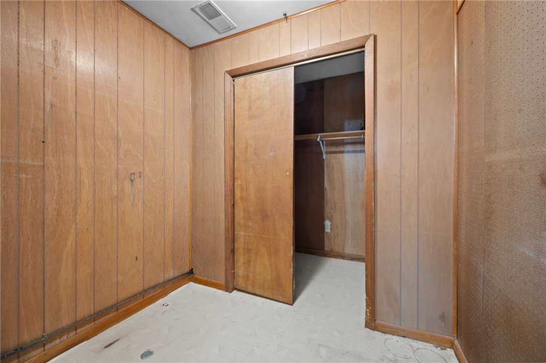 712 E Blackburn Street Property Photo 5