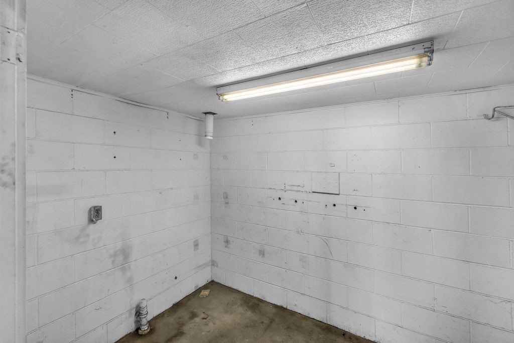 240 Spresser Street Property Photo 29