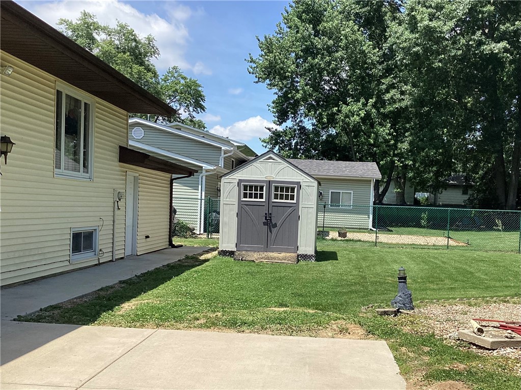 1008 E Grove Place Property Photo 4