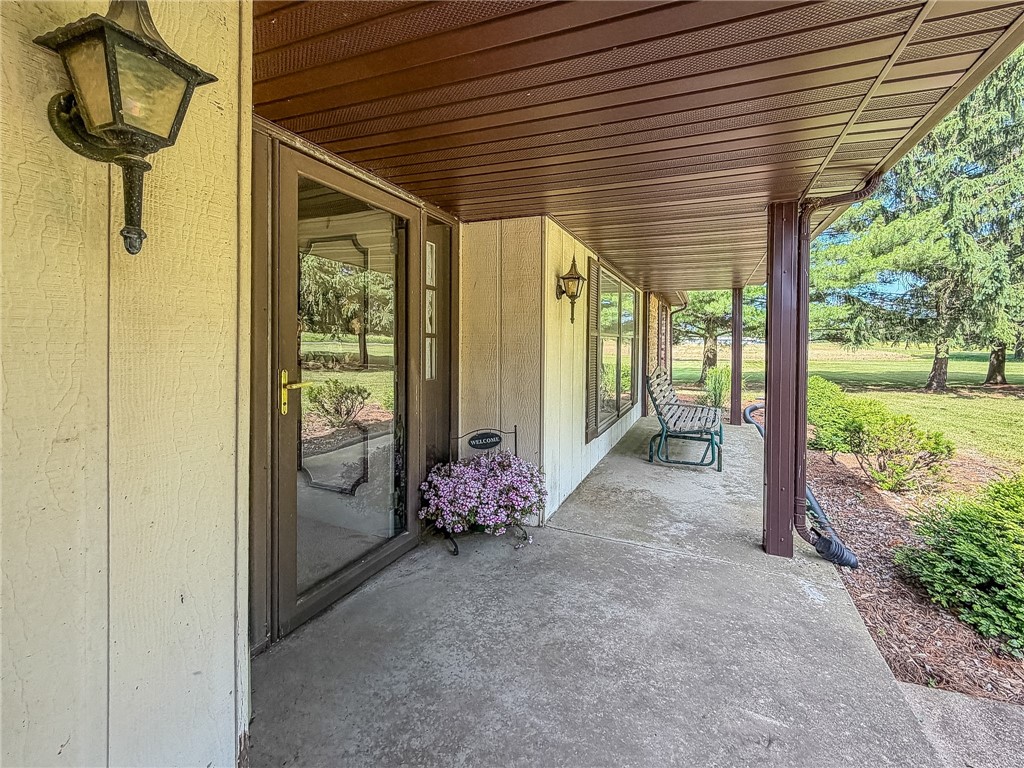 9758 1980 North Road Property Photo 4