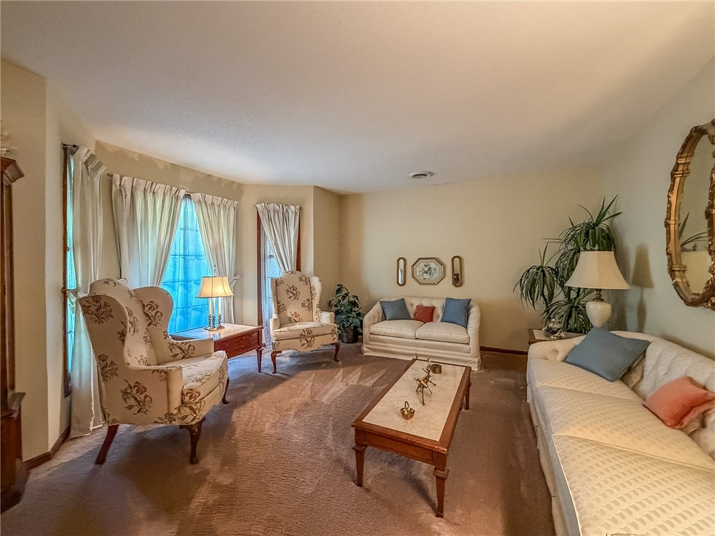 9758 1980 North Road Property Photo 6