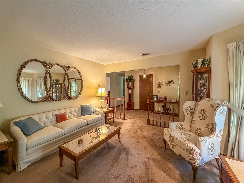 9758 1980 North Road Property Photo 8