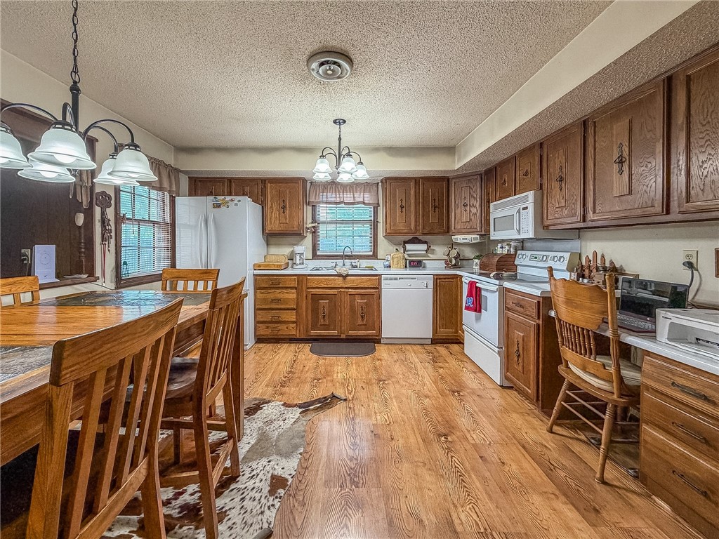 9758 1980 North Road Property Photo 11