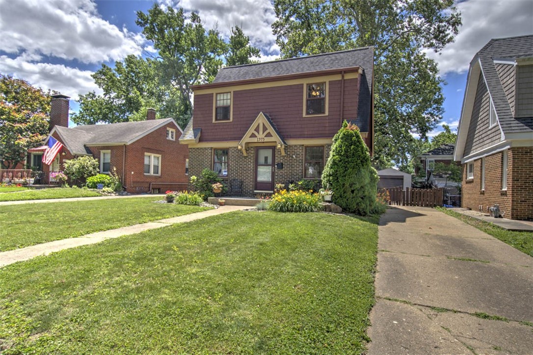 1975 W Forest Avenue Property Photo 2