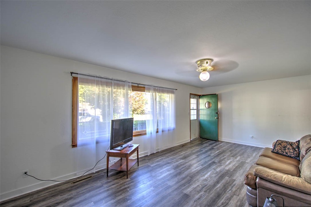 402 E Seiberling Street Property Photo 8
