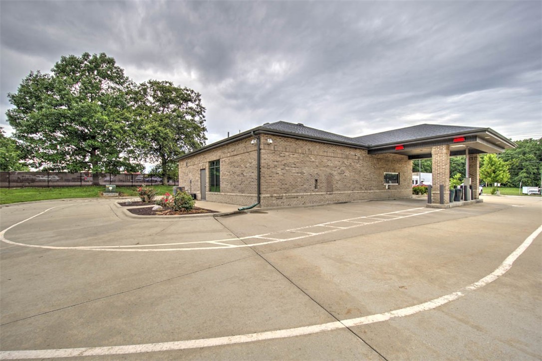 3695 William Street Road Property Photo 4