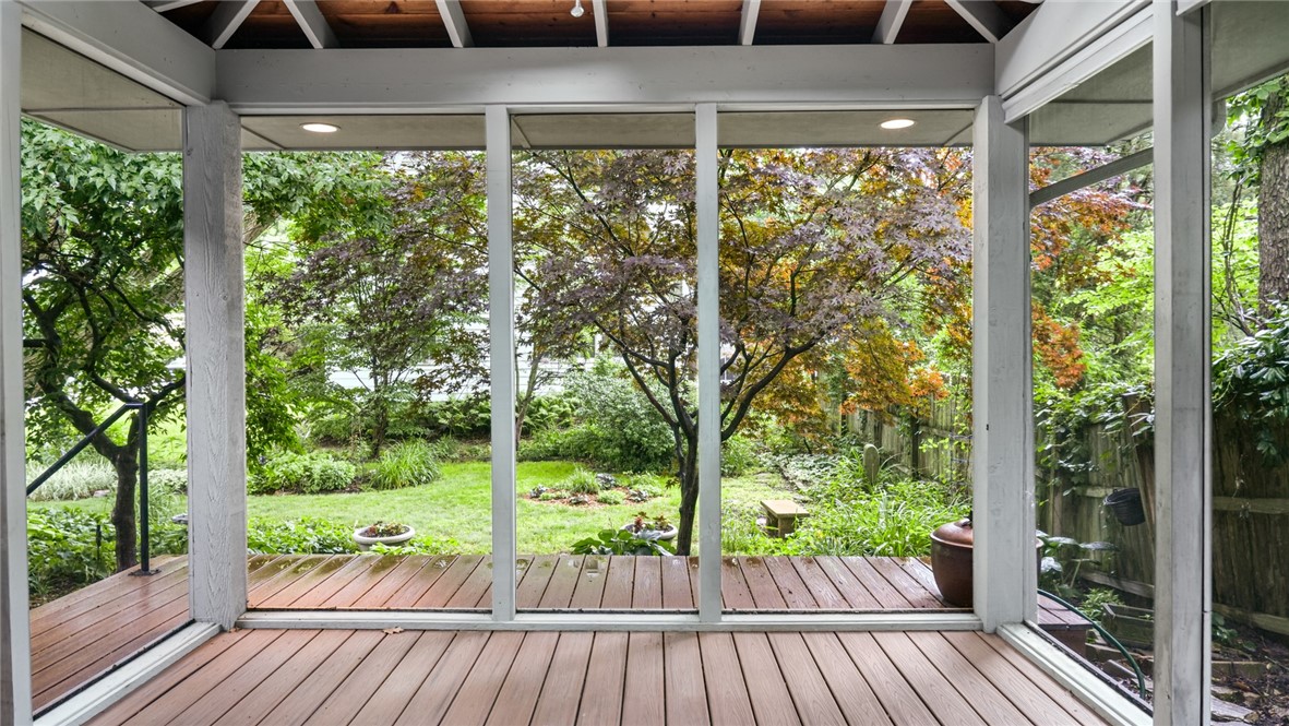 1009 W Green Street Property Photo 19