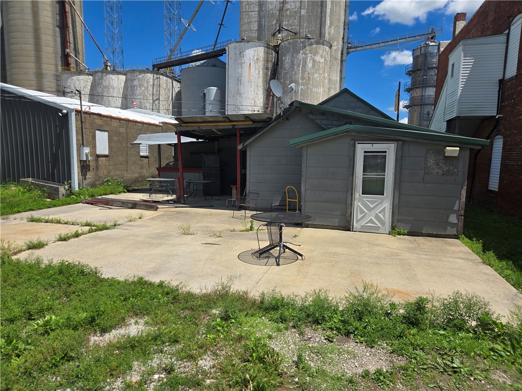 225 Front Street Property Photo 16